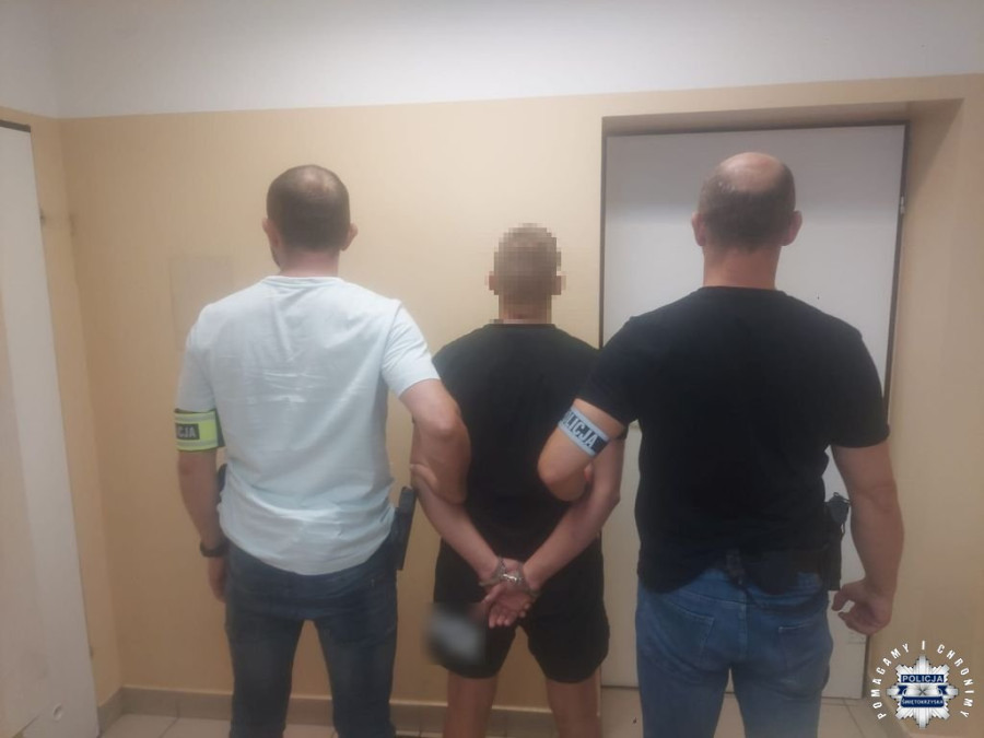 tkn24pl's tweet photo. Policjanci z Końskich, przy wsparciu funkcjonariuszy z Kielc, zatrzymali czterech mężczyzn podejrzewanych o udział w oszustwach metodą „na policjanta”. Wszyscy zostali tymczasowo aresztowani na okres 3 miesięcy https://t.co/WFjO2EYgFs https://t.co/LPy0liU4sN