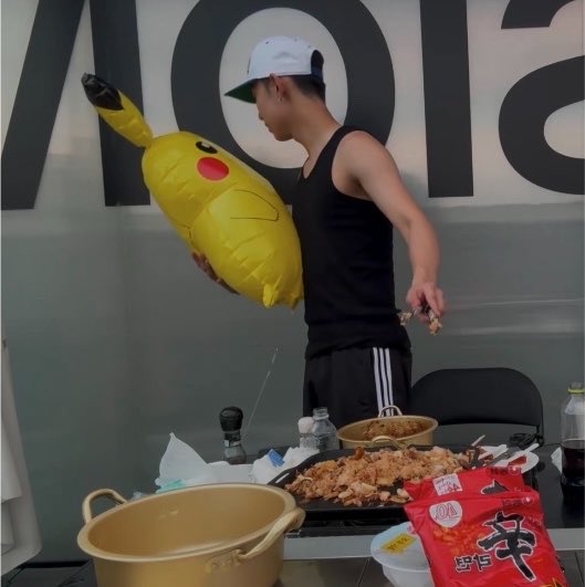 rulhyul's tweet photo. pikachu: “om rul jangan om, aku balon om!” https://t.co/Q69X2iz26Q