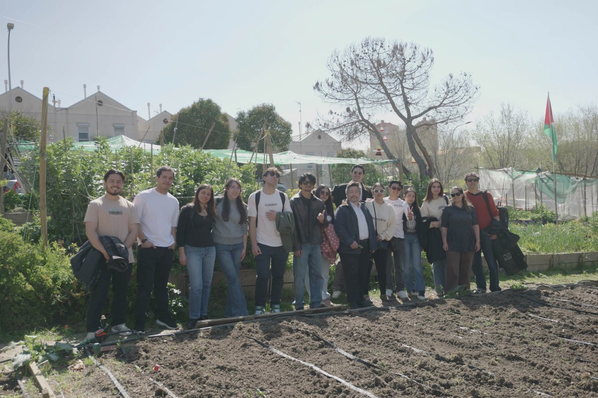 Nextibs's tweet photo. 🌱 Como parte de las actividades del Máster en Economía Verde, nuestros estudiantes han visitado los huertos urbanos de Vallecas para conocer un proyecto que impulsa la sostenibilidad, la economía circular y la participación ciudadana.

#EconomíaVerde #Sostenibilidad https://t.co/pdXGBlOnqx
