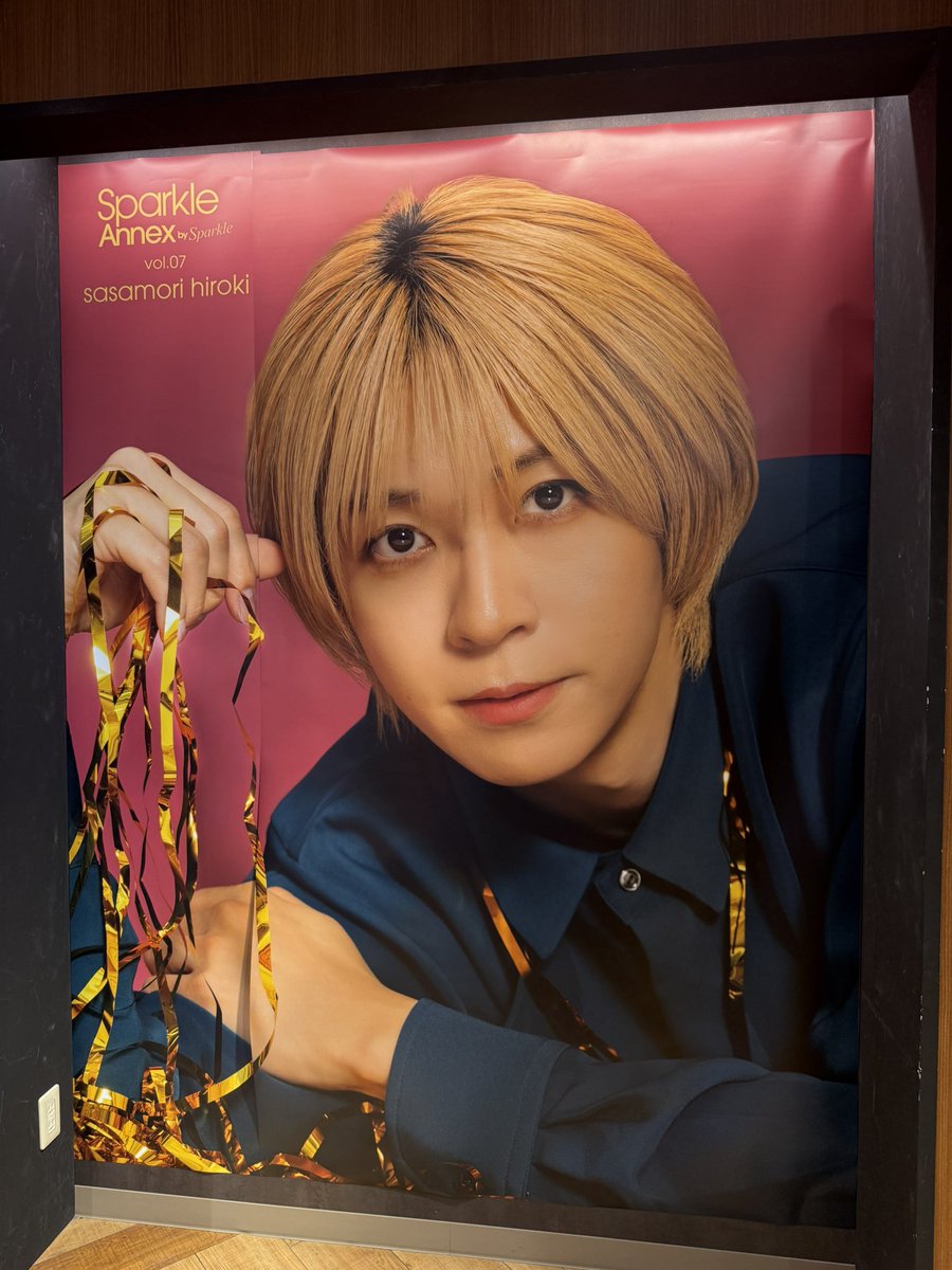 ChizuMi_'s tweet photo. タワレコでエスカレーターで降りようとしたら出会いました。
壁の大きさ。美の暴力。 https://t.co/bQvNjLxh7g
