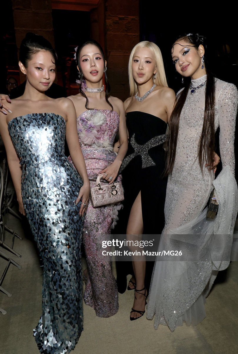 yk2aii's tweet photo. "I GREW UP WITH THE GIRLS. WE WERE TOGETHER, FOR THE HARD TIMES AND THE GOOD"
- JENNIE https://t.co/Me63npUMOm