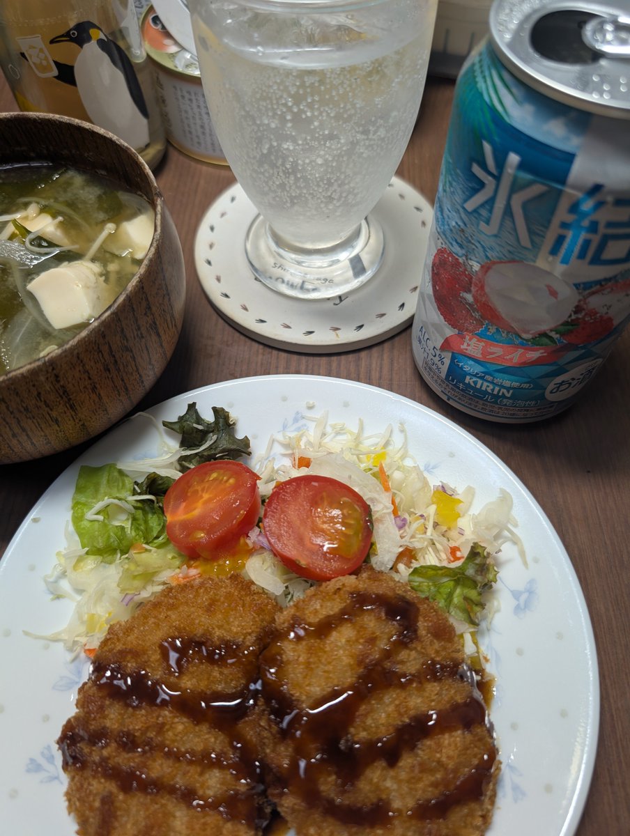 504beer's tweet photo. ヒレカツ(買ってきたヤツ)で飲ってます🍺✨️
休み明けの月初は忙しすぎて、おかず作る気力ゼロで、ふらふらと引き寄せられるようにお惣菜売り場へ⋯ありがてぇ、ありがてぇ
お疲れさま〜🍻(*´ω｀*)カンパーイ https://t.co/Ckqt1mDI4i