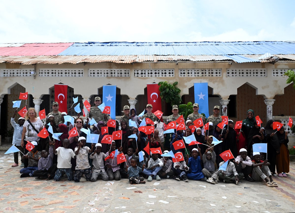 tcsavunma's tweet photo. 🇹🇷🇸🇴 Somali'de Anlamlı Yardım Eli

Somali Türk Görev Kuvveti Komutanlığı tarafından Sivil Asker İş Birliği faaliyetleri kapsamında, Mamaa Caasho Yetimhanesi ziyaret edilerek çocuklara ve yetimhane personeline gıda ile giyecek yardımı ulaştırıldı.

Faaliyet kapsamında çocukların sosyal gelişimlerine katkı sağlamak ve yüzlerini güldürmek amacıyla çeşitli etkinlikler de düzenlendi. Türkiye, dost ve kardeş Somali halkının yanında olmaya, insani yardım ve sosyal destek faaliyetleriyle dayanışmasını sürdürmeye devam ediyor. 🇹🇷🤝🇸🇴

#MillîSavunmaBakanlığı