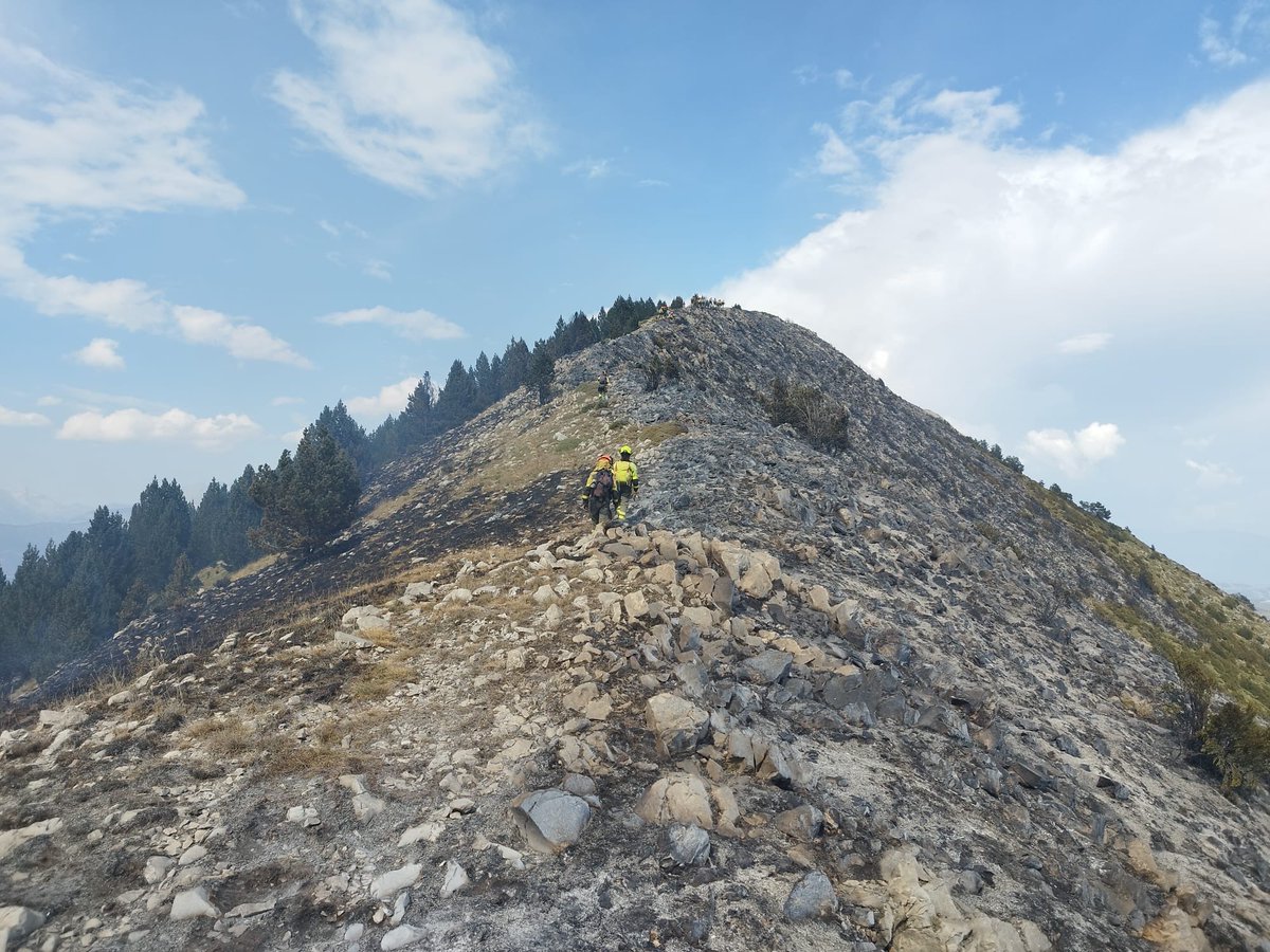 IIFFAragon's tweet photo. Así trabajamos en #IFPlan las brigadas forestales de #INFOAR de @GobAragon. Palmo a palmo, para consolidar la estabilización, control y extinción de este incendio natural, a la espera de unas tormentas ⛈️ de agua que tardan demasiado en llegar al Pirineo aragonés. Seguimos 💪. https://t.co/sQfkQlVBRF