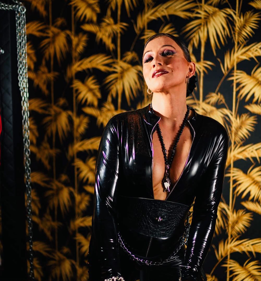 LadyMariellaAB's tweet photo. Ich liebe glänzende Styles, magst du diese auch so sehr ? Ich freue mich schon auf meinen nächsten Termin @RefugiumDivine 🔥😈🖤 https://t.co/jWqhVh4yia