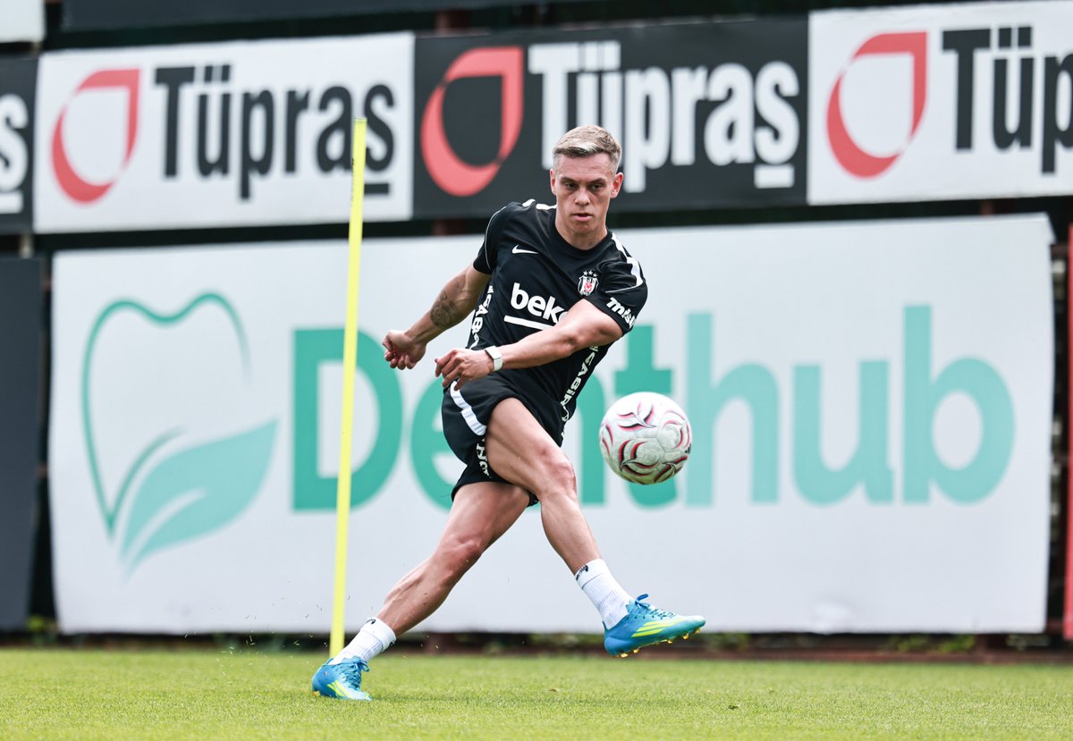 Besiktas's tweet photo. İlk antrenman. 👍

𝐿𝑒𝒶𝓃𝒹𝓇𝑜 𝒯𝓇𝑜𝓈𝓈𝒶𝓇𝒹 💫 https://t.co/4oMATm5tGD