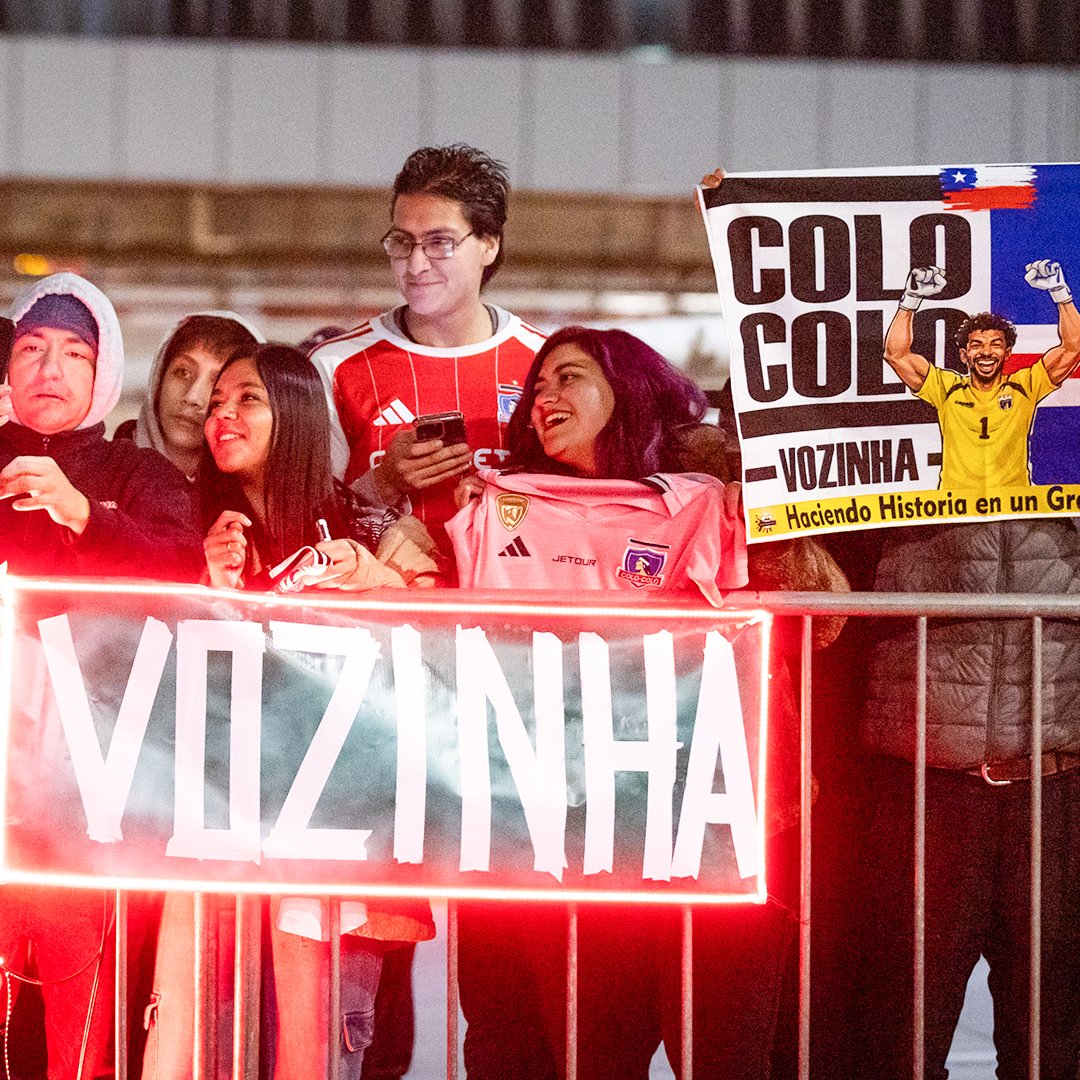 brfootball's tweet photo. Fans turned up in numbers to greet Cabo Verde’s World Cup hero Vozinha as he arrived in Santiago ahead of his move to Colo-Colo 🇨🇱 https://t.co/guziQjaERP