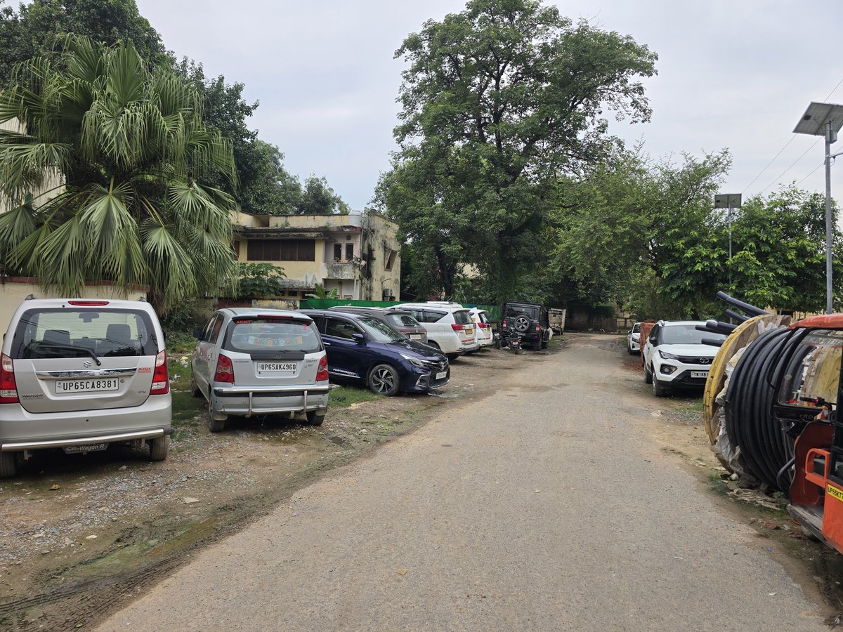 ritesh181's tweet photo. @dm_varanasi @varanasitraffic @CMOfficeUP 
Khajuri officers colony varanasi बना अवैध पार्किंग अड्डा
कृपया संज्ञान ले https://t.co/tPFGEusqlu