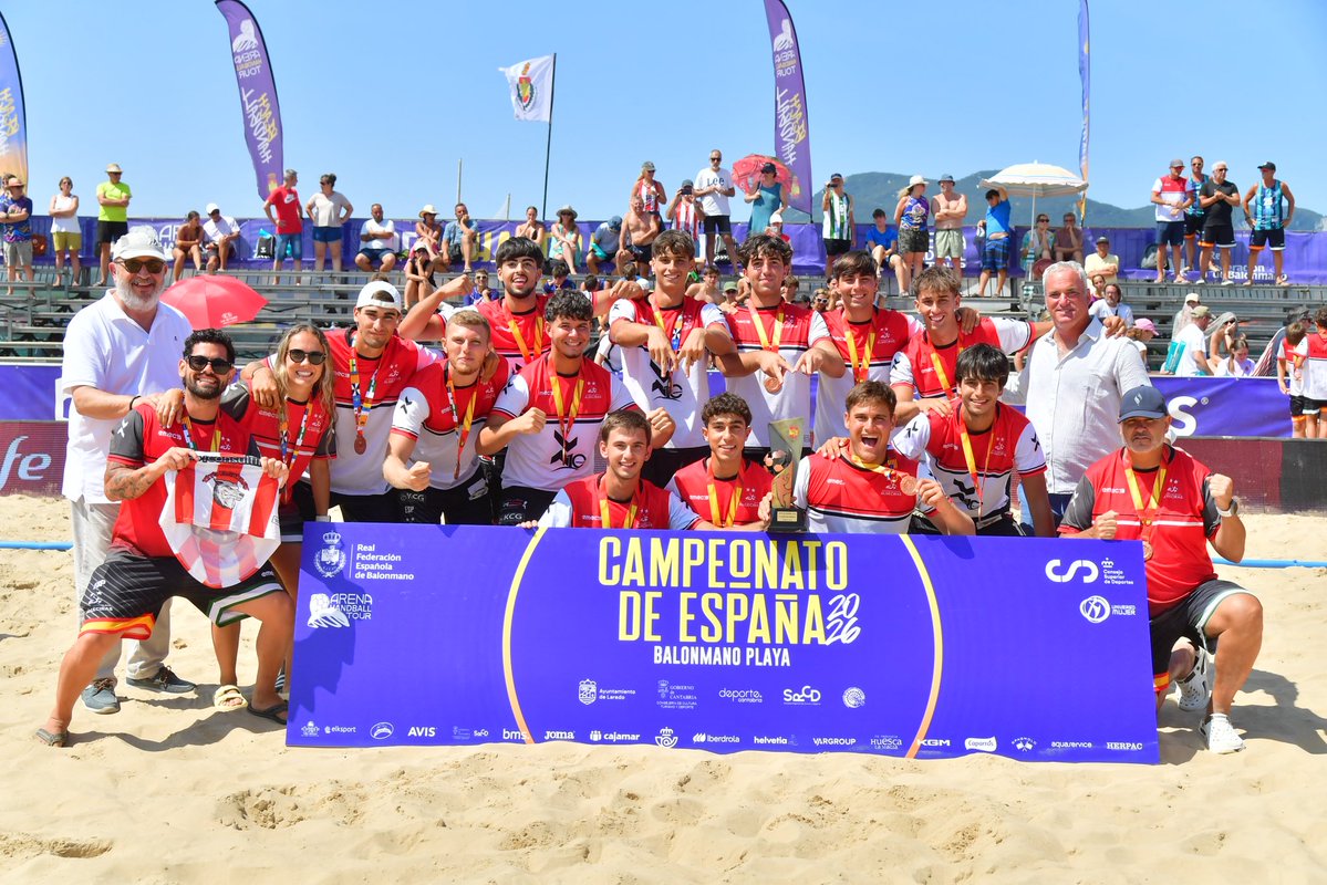 ArenaHandballT's tweet photo. 👉#CDEBMPlaya2026 en #SeniorMasculino.

🥇 Grupo Egido BM Playa Pinto, entrega Susana Ruiz, directora general de deportes de @cantabriaes .

🥈Mubak BHB,🤝 Blas Parrilla, vicepresidente de la @RFEBalonmano 

🥉@bmplayalgeciras Algeciras,🤝 Benito González, presidente de @fexbm https://t.co/mMClWksmwK