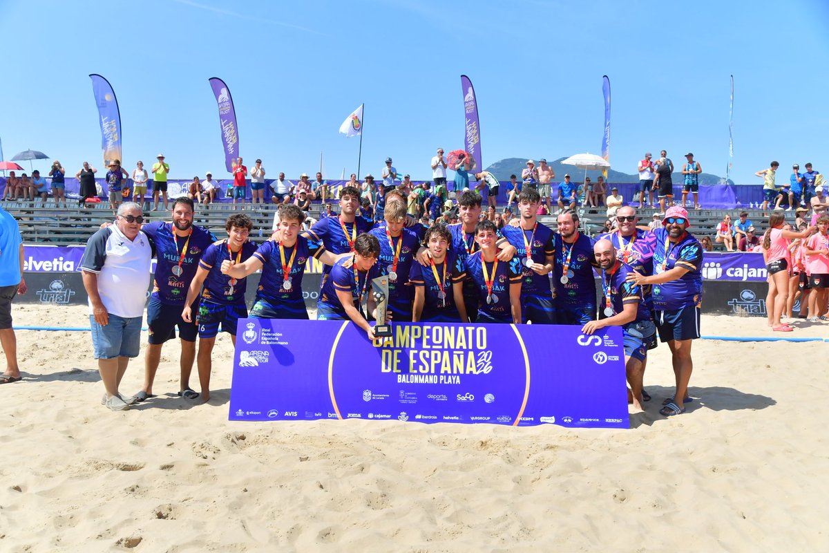ArenaHandballT's tweet photo. 👉#CDEBMPlaya2026 en #SeniorMasculino.

🥇 Grupo Egido BM Playa Pinto, entrega Susana Ruiz, directora general de deportes de @cantabriaes .

🥈Mubak BHB,🤝 Blas Parrilla, vicepresidente de la @RFEBalonmano 

🥉@bmplayalgeciras Algeciras,🤝 Benito González, presidente de @fexbm https://t.co/mMClWksmwK