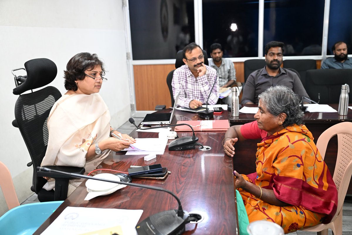 MCTTirupati's tweet photo. తిరుపతి నగరపాలక సంస్థ కార్యాలయం లో నిర్వహించిన ప్రజా పిర్యాదుల పరిష్కార వేదికలో ప్రజల నుండి వినతులు స్వీకరిస్తున్న కమిషనర్ (ఎఫ్.ఏ.సి) శ్రీమతి శారదా దేవి గారు.
#Tirupati #smartcity #mct #tsccl #PGRS #maud_municipal #NCBN #APCM #Tirupati #cdma_municipal https://t.co/luddTmbOIU
