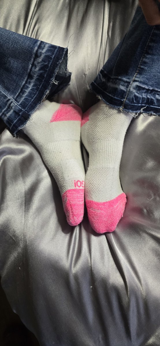 Wantsocks2024's tweet photo. I love watching you be weak by my socks 😘😘

#socksforsale #buymysocks #socks https://t.co/XjAtnaIb95