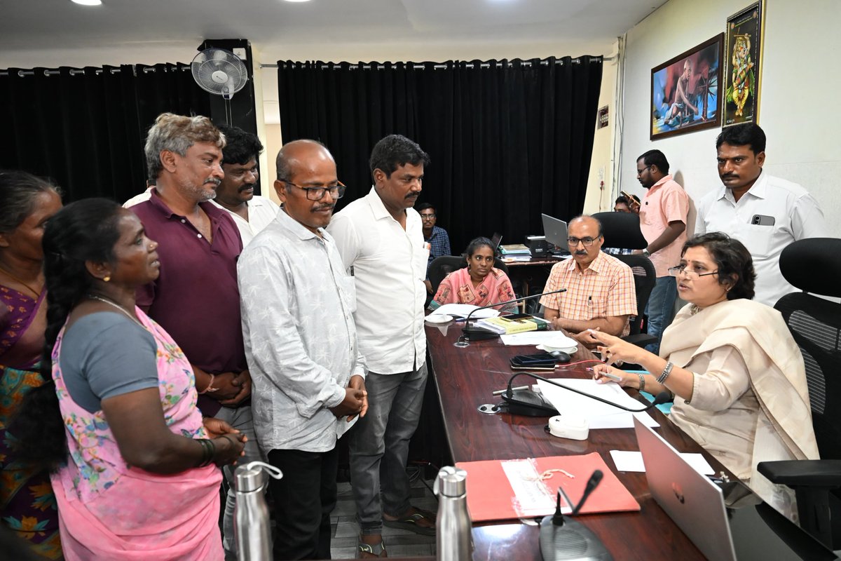 MCTTirupati's tweet photo. తిరుపతి నగరపాలక సంస్థ కార్యాలయం లో నిర్వహించిన ప్రజా పిర్యాదుల పరిష్కార వేదికలో ప్రజల నుండి వినతులు స్వీకరిస్తున్న కమిషనర్ (ఎఫ్.ఏ.సి) శ్రీమతి శారదా దేవి గారు.
#Tirupati #smartcity #mct #tsccl #PGRS #maud_municipal #NCBN #APCM #Tirupati #cdma_municipal https://t.co/luddTmbOIU