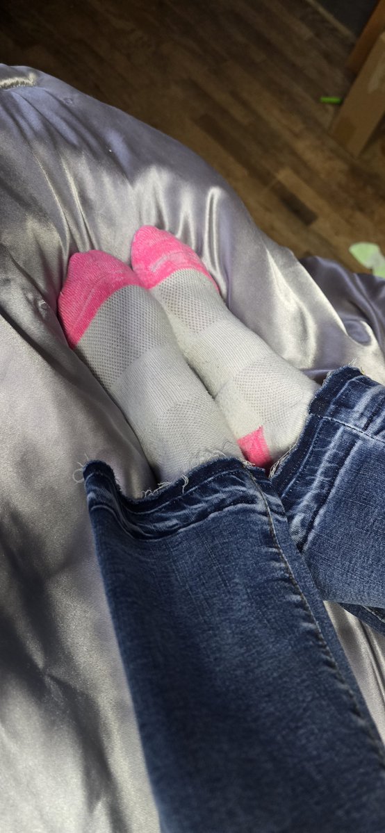 Wantsocks2024's tweet photo. I love watching you be weak by my socks 😘😘

#socksforsale #buymysocks #socks https://t.co/XjAtnaIb95