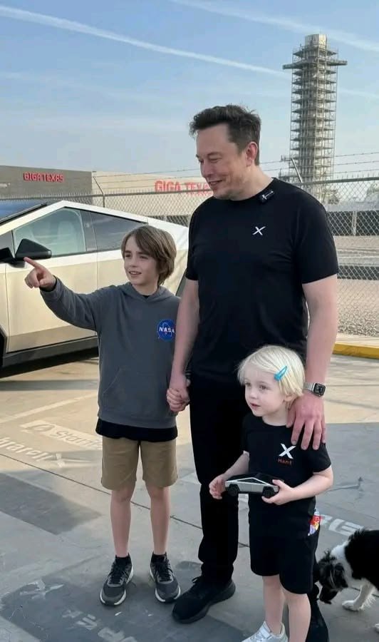 HonestTakesX's tweet photo. What does this photo say about Elon Musk? ❤️🚀

🅰️ Caring Father 👨‍👧
🅱️ Visionary Leader 🚀
🅲️ Both 💯
🅳️ Not Sure 🤔 https://t.co/XozFW2lzSH