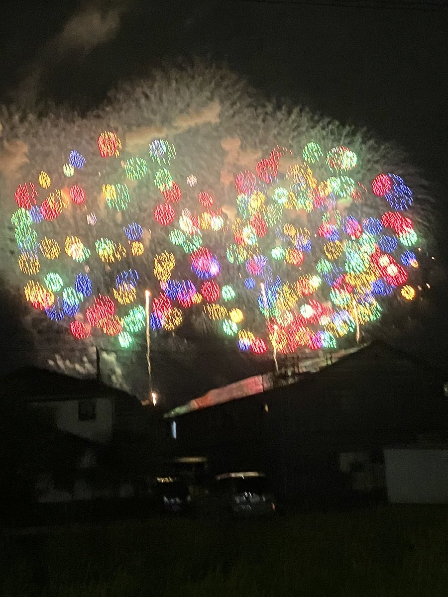 yahikotaro's tweet photo. 現在の長岡市の空、打ち上がる花火とそれを空から見ているトキエアとヘリ1機で、やや賑やかですな。 https://t.co/bQqLh0jcuC