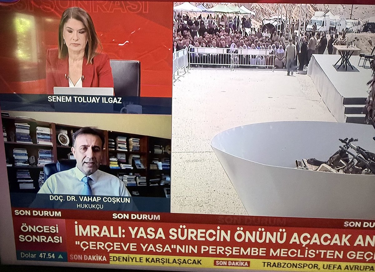 veganzulal's tweet photo. Sözcü TV, ekrana 2. Cumhuriyetçi Serbestiyet’te yazan bu hukukçuyu çıkarmış, o da “Taslağın Öcalan’la konuşulması doğal, zaten yasa Meclis’e gelince herkes öğrenir” diyerek bu rezaleti normalleştiriyor. Sahte muhalefet bu işte. Hepiniz bu emperyalist tezgahta rolünüzü oynuyorsunuz.