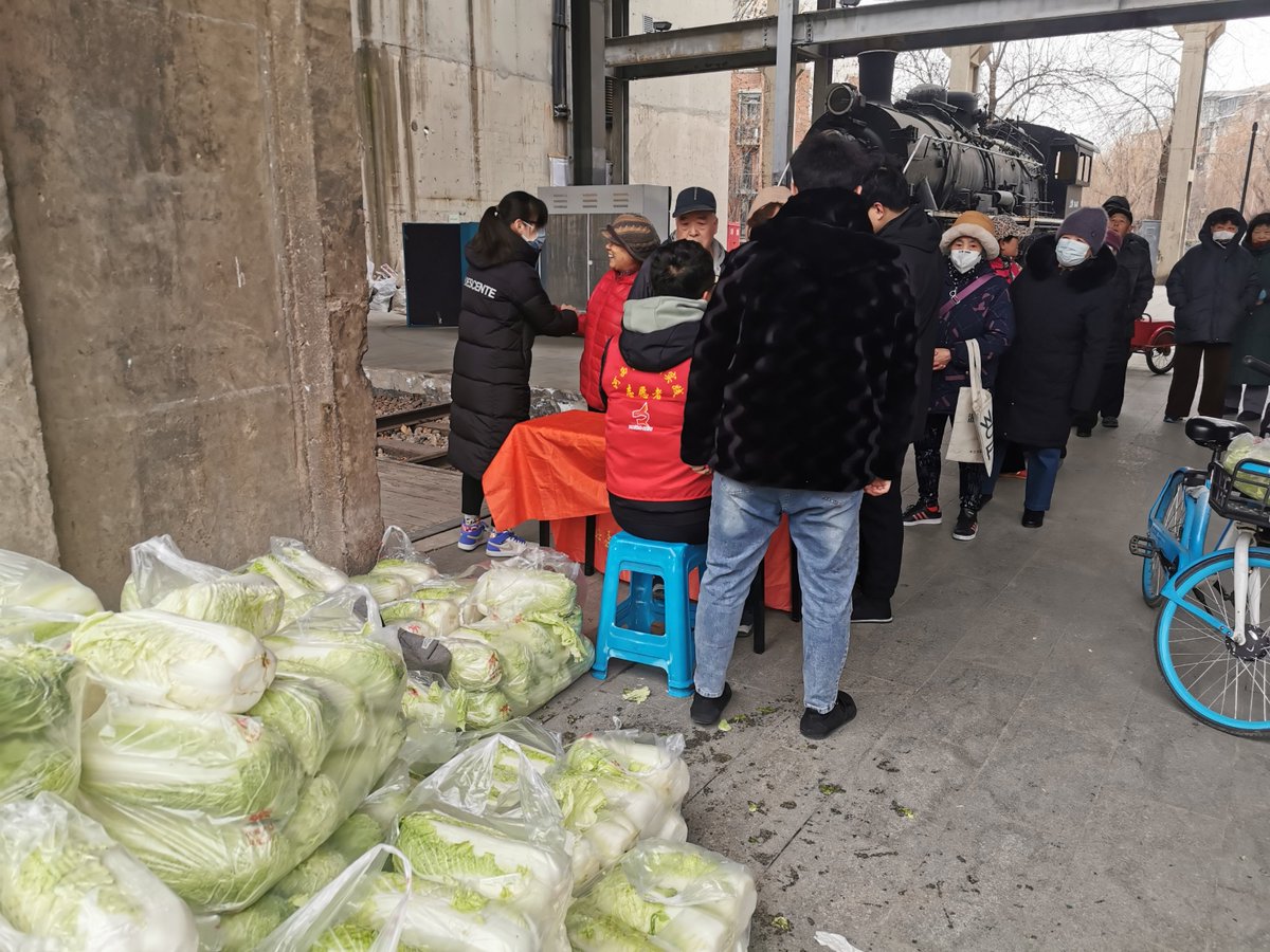 CleotildeCnua's tweet photo. Spent this morning at the community food drive sorting 120+kg of groceries for local families in need. Small acts add up to big warmth!  #VolunteerWork #CommunityLove， https://t.co/bOX0eK9GOy
