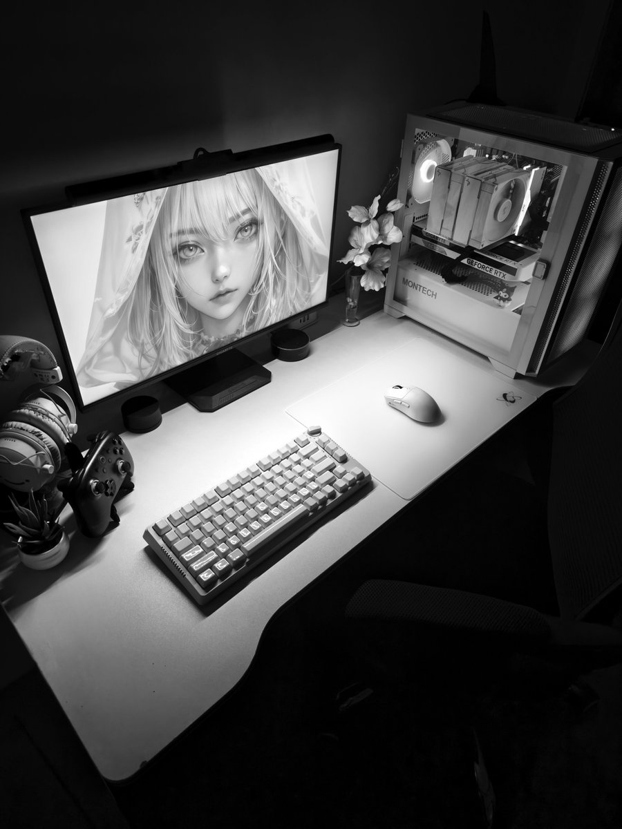 ZynergyGames's tweet photo. Happy new week 🤍🖤✨ #desksetup https://t.co/PJ68kFt7MU