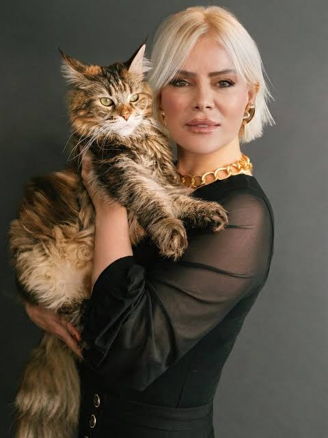 AblukaMedya's tweet photo. Ömür Gedik, evindeki kediler nedeniyle gelen eleştirilere yanıt verdi:

🔷 Bana hiç kokmuyor, bana çok güzel kokuyor.

🔷 Dışarıdan gelen birine mutlaka kokuyordur, ona bir şey diyemem.

🔷 Ama benim hayat düzenim bu ve değiştirmek istemiyorum.

🔷 Ben ölene kadar böyle yaşayacağım.

🔷 Kokuyor diye evime gelmeyeceklerse gelmesinler.

🔷 Hijyenik bulmayanlarla dışarıda buluşurum.

🔷 Arkadaş olunca illa birbirimizin evine gitmek zorunda değiliz.

🔷 Gelmek istemiyorsan gelme, bu kadar net.

🔷 Çünkü orası benim evim.