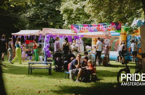 Kijkverder1's tweet photo. Dit staat letterlijk in het officiële #WorldPride-programma.
Kinderen vanaf 6 jaar: #Dragqueen-voorlezen, theater over “twee papa’s”, #JuniorPride.
Zelfde dag,zelfde openbare park: een daytime fetish area voor #BDSM, leer en latex.
Junior- en Youth-activiteiten door het hele park verspreid.
#Máxima opende het evenement.
#Jetten voer mee.
Geen #Complot...
Hun eigen site...
Hun eigen keuze...
#NieuwsInPerspectief