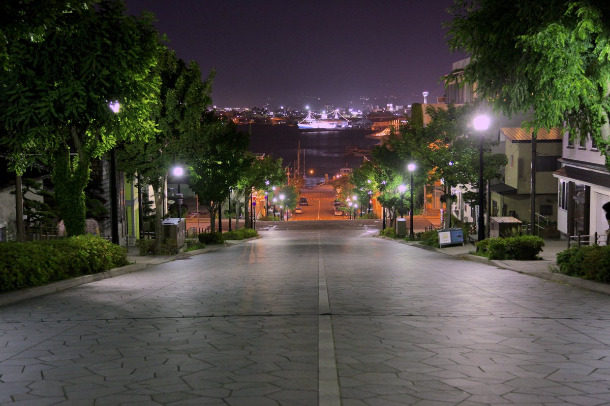 moririn1961's tweet photo. #帰れマンデー
函館は
日本三大夜景の一つ。
赤レンガ倉庫群と摩周丸。
八幡坂は
チャーミーグリーンの
CM〔ふっる〕に合わせて
グリーン系のライトアップ？ https://t.co/lA6sKfIucI