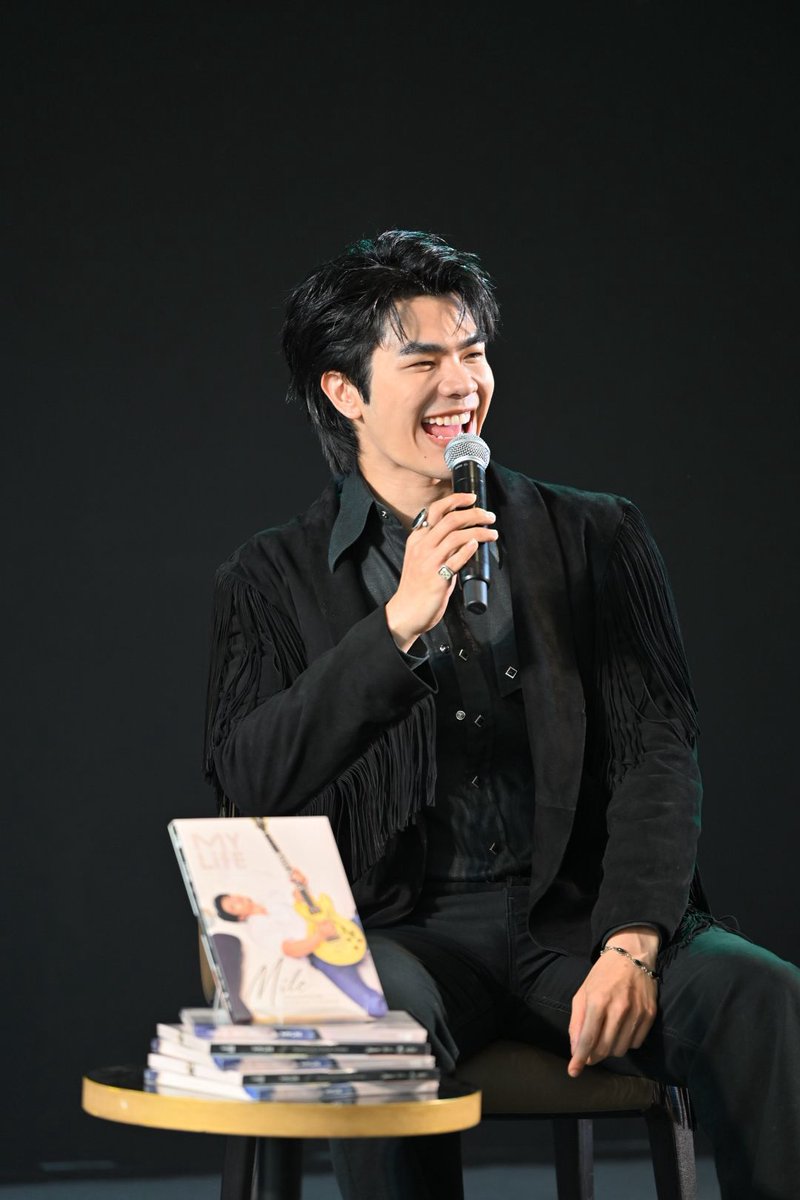 STARSOCIETY_TH's tweet photo. อบอุ่นทุกโมเมนต์! "มาย ภาคภูมิ" เปิดหัวใจผ่าน Photobook เล่มแรก
#MilePhakphum 
#MyLifexMilePhakphum 
#AMARINTVHD34 
https://t.co/1WQcRueUoD 

ในงาน "MY LIFE มาย ภาคภูมิ " ถ่ายทอดตัวตนผ่านภาพถ่ายและเรื่องราวสุดเอ็กซ์คลูซีฟ

อบอุ่นไปด้วยรอยยิ้ม และความประทับใจตลอดทั้งงาน สำหรับการเปิดตัว "MY LIFE มาย ภาคภูมิ" โปรเจกต์ PhotoBook สุดเอ็กซ์คลูซีฟจาก บริษัท อมรินทร์ เทเลวิชั่น จำกัด ที่ชวนทุกคนออกเดินทางผ่านเรื่องราวชีวิต ความทรงจำ และมุมมองการใช้ชีวิตของ "มาย-ภาคภูมิ" ศิลปิน และนักแสดงคนที่ 4 ของโปรเจกต์ MY LIFE PhotoBook ซึ่งจัดขึ้น ที่งานมหกรรมนิยายนานาชาติ ณ สามย่านมิตรทาวน์ฮอลล์ ชั้น 5 ท่ามกลางเหล่าแฟนคลับชาวกรีนนี่โรสและผู้ที่รักมาย มาร่วมเป็นส่วนหนึ่งของอีกหนึ่งหน้าสำคัญในชีวิต

โปรเจกต์ MY LIFE PhotoBook เกิดขึ้นจากแนวคิดที่อยากบันทึกเรื่องราวของบุคคลต้นแบบ ผ่านภาพถ่ายและบทสนทนาที่เต็มไปด้วยความหมาย เพื่อให้หนังสือภาพเล่มนี้ไม่ใช่เพียงการเก็บความทรงจำ แต่เป็นแรงบันดาลใจที่ช่วยเติมพลังใจ จุดประกายความฝัน และส่งต่อความเชื่อมั่นว่า ทุกความสำเร็จล้วนเกิดจากความมุ่งมั่น ความพยายาม และศรัทธาในตัวเอง

ภายในงาน "มาย" ได้ถ่ายทอดเบื้องหลังชีวิต เส้นทางการทำงาน ความคิด และมุมมองที่ไม่เคยเปิดเผยที่ไหนมาก่อน พร้อมแบ่งปันบทเรียนสำคัญที่หล่อหลอมให้เขาเติบโตเป็นตัวเองในทุกวันนี้ สร้างทั้งเสียงหัวเราะ รอยยิ้ม และช่วงเวลาซาบซึ้งที่ทำให้แฟนๆ ต่างตั้งใจฟังทุกถ้อยคำอย่างอบอุ่น มายยังบอกอีกว่าตั้งใจคัดเลือกภาพถ่ายสุดเอ็กซ์คลูซีฟด้วยตัวเอง ที่สามารถถ่ายทอดตัวตนในหลากหลายมุม ทั้งช่วงเวลาการทำงาน ไลฟ์สไตล์ และความทรงจำอันมีคุณค่า พร้อมเซอร์ไพรส์พิเศษด้วย QR Code ภายในเล่ม ที่แฟนๆ สามารถสแกนเพื่อรับชมเบื้องหลังสุดน่ารักและโมเมนต์พิเศษที่ไม่มีให้เห็นที่ไหน เท่านั้นยังไม่พอภายในงานความสุขยังต่อเนื่องไปกับกิจกรรมสุดเอ็กซ์คลูซีฟสำหรับผู้ที่ Pre-Order Photobook ทั้ง 90 คน และ 10 คนที่ซื้อ MY LIFE PHOTOBOOK ภายในงาน ได้รับสิทธิ์ Lucky Fan สัมผัสช่วงเวลาสุดพิเศษกับมายแบบใกล้ชิด รับลายเซ็นสดบน Photobook และร่วมชมรายการ MY LIFE มาย ภาคภูมิ ภายในโรงภาพยนตร์ ร่วมกับศิลปินอย่างเป็นกันเอง

สำหรับผู้ที่พลาดบรรยากาศสุดประทับใจในวันงาน ยังสามารถเป็นเจ้าของ Photobook "MY LIFE มาย ภาคภูมิ" ได้แล้ววันนี้ที่ https://t.co/mSN5LhzgYb (wordwide shippinh) เพื่อร่วมเก็บทุกโมเมนต์แห่งความทรงจำ พร้อมสัมผัสเรื่องราว แง่คิด และแรงบันดาลใจจาก "มาย ภาคภูมิ" ผ่านหนังสือเล่มแรกที่ตั้งใจมอบให้กับทุกคน