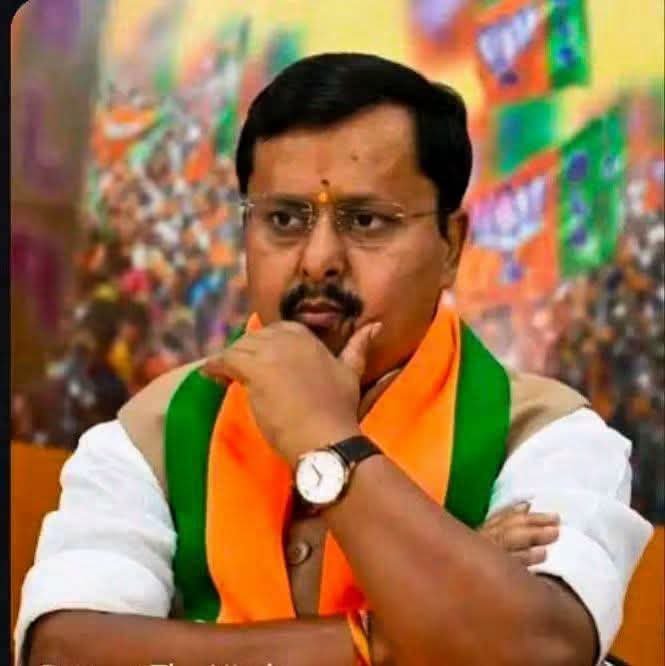 sdeo76's tweet photo. सुनने में आ रहा है कि विश्व की तथाकथित सबसे बड़ी पार्टी का राष्ट्रीय अध्यक्ष अपना बूथ तक नहीं बचा पाया। 

नितिन नवीन ने अपनी गाड़ी के आगे हनुमानजी की वेशभूषा वाले कलाकार को नचाया था और आंदोलनरत छात्रों को अपनी पार्टी के आजमाए हिट जुमले- देश विरोधी- बताया था। परिणाम, सीट तो छोड़िए, अहंकारी पार्टी के अध्यक्ष अपनी बूथ तक नहीं बचा पाए हैं, ऐसी खबर आ रही है! 

बिहार के लोग जरा बूथ हारने वाली इस खबर की पुष्टि करिए। धन्यवाद।