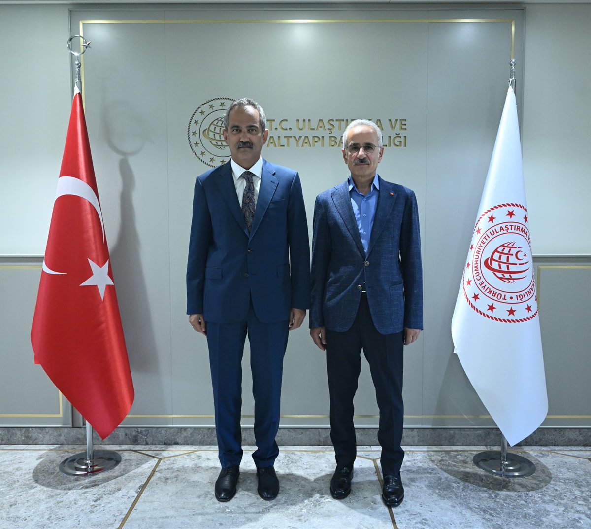 prof_mahmutozer's tweet photo. Ulaştırma ve Altyapı Bakanımız Sayın @a_uraloglu’nu ziyaret ettik. Görüşmemizde Ordu’muzun tüm ilçelerinde devam eden yatırımları ve yeni projeleri değerlendirdik. 

Ordu’muzun ulaşım altyapısının güçlenmesi için desteklerini hiçbir zaman esirgemeyen Ulaştırma ve Altyapı Bakanımız Sayın Abdülkadir Uraloğlu’na tüm hemşehrilerim adına teşekkür ediyorum.
#SeninİçinOrdu