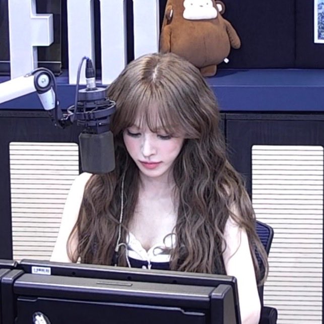 wenfluffie's tweet photo. gosh wanD all dolled up for rv guesting on youngstreet today~ neomu neomuu yeppo🥰 https://t.co/XDVUAWSdjs