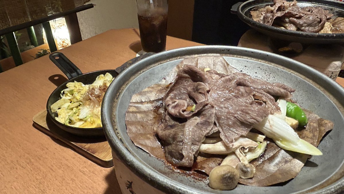 112233aabbccdde's tweet photo. 夜ごはん第二ラウンドは、ふつーの居酒屋で飛騨牛朴葉味噌焼きと漬物ステーキを。飛騨牛たべてなかったので😅 https://t.co/s3f5IcsmXC