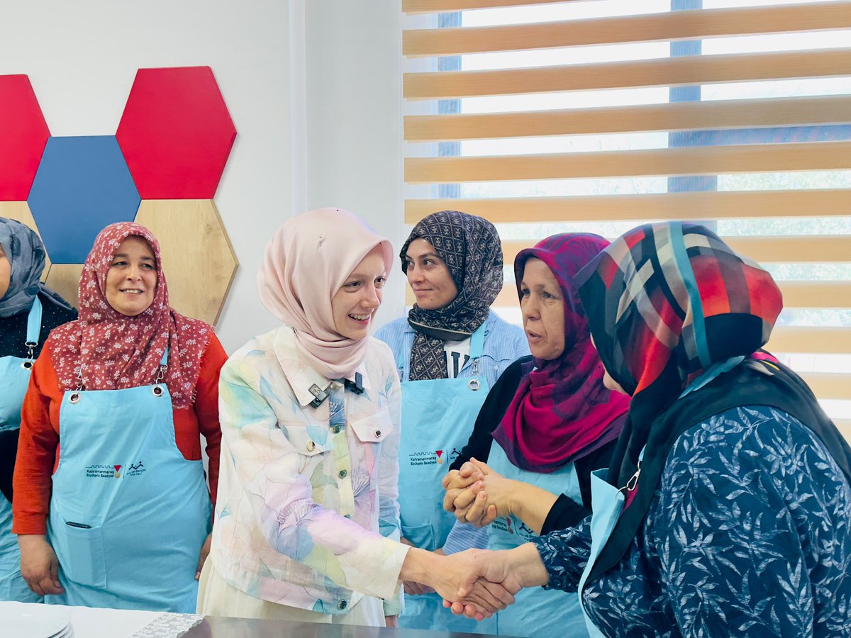 ZehraNurAydemr's tweet photo. Kahramanmaraş Büyükşehir Belediyesi Aile ve Gençlik Merkezi'nde geleceğe umutla bakan çocuklarla bir araya geldik.✨

Evlatlarımızın kendilerini geliştirdiği, güvenle büyüdüğü ve hayata daha güçlü hazırlandığı bu kıymetli çalışmaların artarak devam etmesini diliyorum.💐 https://t.co/1N0TgzZAUG