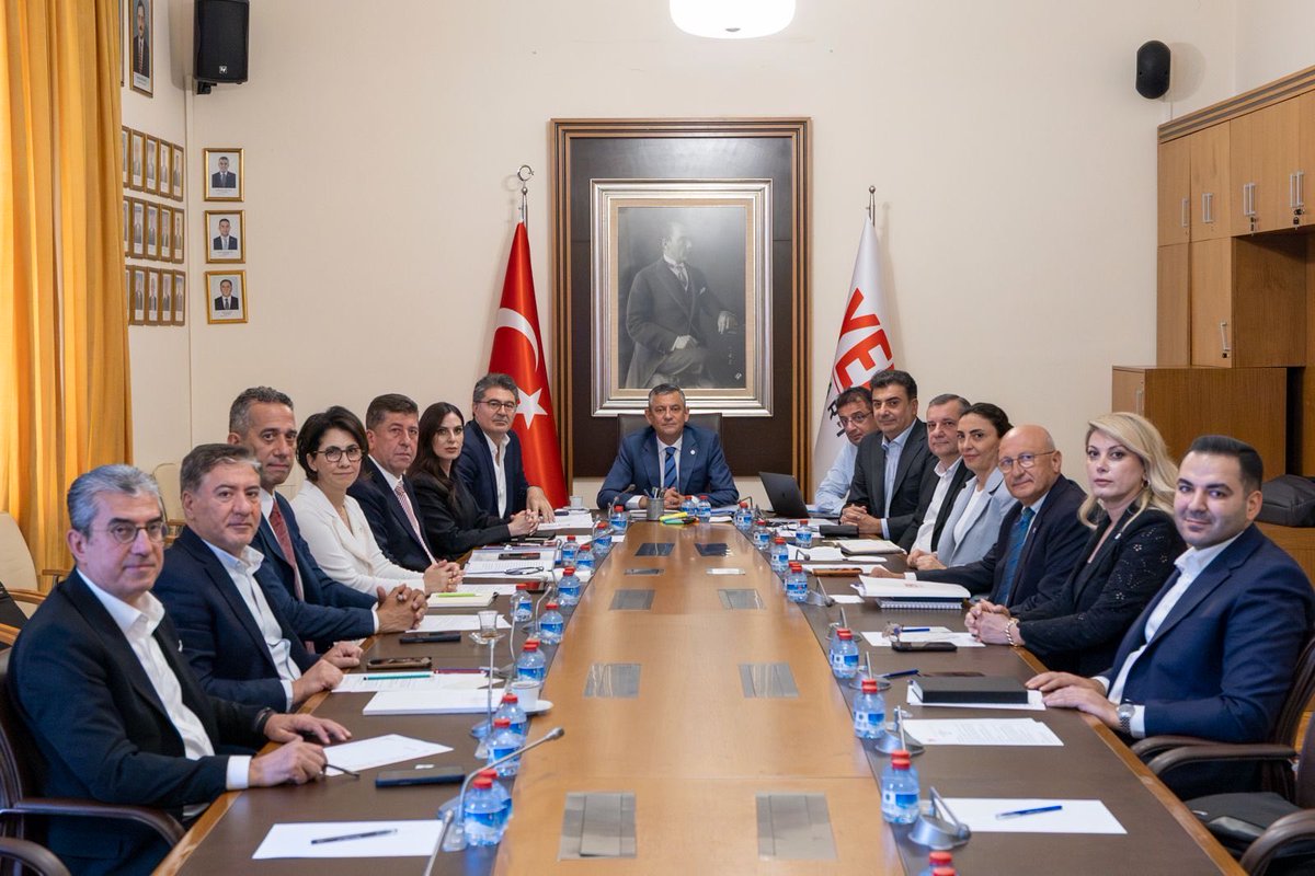 yenipartiyiz's tweet photo. Genel Başkanımız Özgür Özel, TBMM’de düzenlenen Merkez Yönetim Kurulu toplantımıza başkanlık etti. https://t.co/4hsNIFC2eH