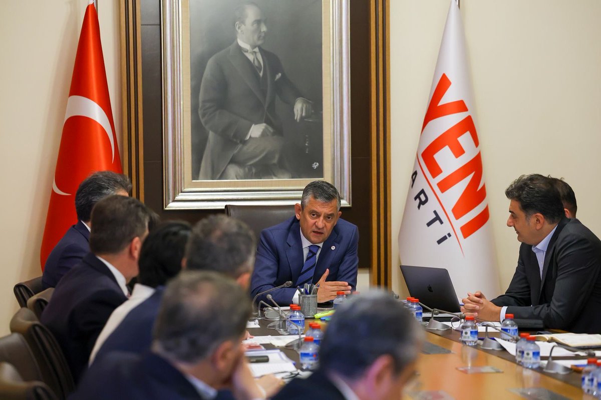 yenipartiyiz's tweet photo. Genel Başkanımız Özgür Özel, TBMM’de düzenlenen Merkez Yönetim Kurulu toplantımıza başkanlık etti. https://t.co/4hsNIFC2eH