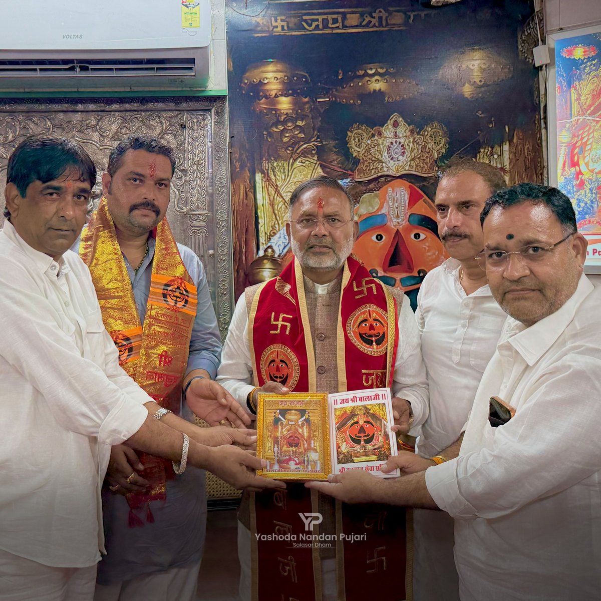 JodhaPujari's tweet photo. 🚩 राजस्थान सरकार के माननीय ऊर्जा मंत्री श्री हीरालाल नागर जी ने श्री सालासर बालाजी महाराज के पावन दर्शन कर दिव्य आशीर्वाद प्राप्त किया। 

बालाजी महाराज का प्रसाद एवं आशीर्वाद भेंट कर उनका आत्मीय स्वागत किया।

श्री बालाजी महाराज की कृपा से सभी के जीवन में सुख, शांति, समृद्धि एवं उत्तम स्वास्थ्य का वास हो।

यशोदानन्दन पुजारी 
🚩 जय श्री सालासर बालाजी महाराज 🚩 

#SalasarBalaji #SalasarDham #JaiShreeBalaji #BalajiMaharaj #HanumanJi #ShreeBalaji #YashodanandanPujari #SalasarTemple #Rajasthan #RajasthanTourism #HiralalNagar #EnergyMinister #VIPDarshan #Blessings #SpiritualIndia #TempleVisit #Devotional #IncredibleIndia #SanatanDharma #Bhakti #BalajiBhakt #SalasarDarshan #HanumanBhakt #TrendingReels #ExplorePage #ReelsIndia #ViralReels #DailyDarshan #JaiShreeRam #HarHarMahadev