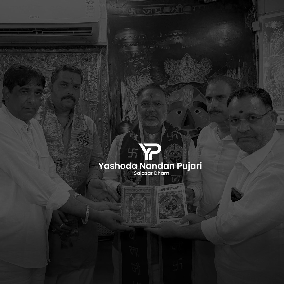JodhaPujari's tweet photo. 🚩 राजस्थान सरकार के माननीय ऊर्जा मंत्री श्री हीरालाल नागर जी ने श्री सालासर बालाजी महाराज के पावन दर्शन कर दिव्य आशीर्वाद प्राप्त किया। 

बालाजी महाराज का प्रसाद एवं आशीर्वाद भेंट कर उनका आत्मीय स्वागत किया।

श्री बालाजी महाराज की कृपा से सभी के जीवन में सुख, शांति, समृद्धि एवं उत्तम स्वास्थ्य का वास हो।

यशोदानन्दन पुजारी 
🚩 जय श्री सालासर बालाजी महाराज 🚩 

#SalasarBalaji #SalasarDham #JaiShreeBalaji #BalajiMaharaj #HanumanJi #ShreeBalaji #YashodanandanPujari #SalasarTemple #Rajasthan #RajasthanTourism #HiralalNagar #EnergyMinister #VIPDarshan #Blessings #SpiritualIndia #TempleVisit #Devotional #IncredibleIndia #SanatanDharma #Bhakti #BalajiBhakt #SalasarDarshan #HanumanBhakt #TrendingReels #ExplorePage #ReelsIndia #ViralReels #DailyDarshan #JaiShreeRam #HarHarMahadev