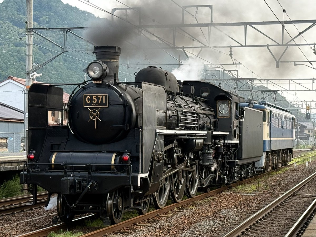 ktgw_tr's tweet photo. 能登川駅にてC57の試運転に遭遇
黒煙も汽笛もあり良い演出でした https://t.co/Cn8HjwqY8r