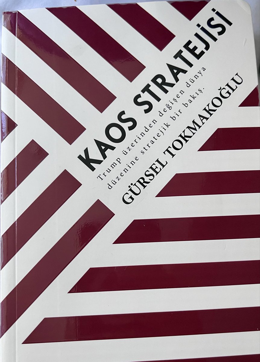 GurselTokmakogl's tweet photo. 📕Kitap: Kaos Stratejisi

“Trump üzerinden değişen dünya düzenine stratejik bir bakış”

Gürsel Tokmakoğlu’nun askeri, stratejik, jeopolitik ve dış politika içerikli Barış Pınarı (Vekalet Savaşlarının Pençesindeki Suriye), Politik Uyanış (Stratejik Güç Birikimi ve Akılcılık Üzerine) ve Polemoloji (Savaş Bilimi ile Küresel Güvenlik Analizi) isimli eserlerinden sonraki bu yeni kitabıdır. 

🔸Kitabın ana tezi

Küresel ekonominin açmazı ve bu açmazın çözümü için ne yapılması gerektiği; Trump gibi bir liderin bu süreçteki rolü. Eski “kurallar temelli düzen”in (BM, DTÖ, NATO vb.) çöküşüyle birlikte “güç haklı kılar” mantığı, işlemsel diplomasi ve “kontrollü kaos” hâkim hale gelmiştir. Kaos, rastgele bir karışıklık değil; bilinçli, planlı ve yönetilebilir bir stratejik yöntemdir.

Tokmakoğlu, kaosu politikada üst düzey bir araç olarak konumlandırır. Trump (ve ABD sistemi) önce ortamı karıştırır, belirsizlik yaratır, sonra baskı uygular; blöf, taviz koparma, öngörülemezlik ve şov unsurlarını kullanır. Bu, etik değerleri sıradanlaştıran, müttefikleri ve rakipleri aynı anda zorlayan, orta güçleri yeni denge arayışına iten bir yaklaşımdır.

🔸Kavramsal çerçeve

Yazar, durumları basitten kaotik olana doğru basamaklandırır:
• Basit: Günlük, standart, ölçülebilir ve ezbere dayalı ortamlar. Seçenekler sınırlıdır.
• Karmaşık: Bilgiye, danışmanlara ve yargılara ihtiyaç duyulan alan. Planlı biçimde karıştırıldığında ipler düzenleyenin elindedir; kararlar manipüle edilebilir.
• Kompleks: Çok katmanlı, aciliyet içeren, her yöne çekilebilir süreçler. Baskı ortamları hazırlanır, mecburiyetler yaratılır, “kaçış kapıları” kontrol edilir.
• Kaotik: Kontrolü zor, vorteks ve belirsizlik hâkim ortamlar. Bunu uygulayabilen taraf için stratejik bir yoldur; diğerleri için hayatta kalma mücadelesine dönüşür. Hedef çoğu zaman “istikrar” arayışı ve en az zayiatla çıkış haline gelir.

Kaos stratejisini uygulayabilmek için bu basamakları netleştirmek, durumu belirginleştirmek ve senkronize hareket etmek gerekir. Kontrollü kaos, hibrit rekabet, güç maksimizasyonu ve işlemsel diplomasi senteziyle yeni jeopolitik gerçekliği formüle eder.

🔸Okura ne sunuyor?

Kitap, ABD’yi, küresel güçleri ve Trump dönemini merkeze alarak uluslararası sistemi yeniden okumaya davet eder. Klasik “zafer” kavramının ötesine geçer; “durum değişikliği” ve stratejik yeniden konumlanma perspektifini öne çıkarır. 2026’daki gelişmeler (İran operasyonu ve sonrası dahil) kitabın tezlerini canlı bir laboratuvar haline getirmiştir: Uzun süreli baskı, enerji hatları, ekonomik-teknolojik-sosyo-kültürel boyutlar ve cephesiz mücadele.

Yazarın polemikoloji, realizm ve stratejik deneyim birikimini yansıtan eser, yüzeysel yorumların ötesinde derin, bütüncül ve araçsal bir bakış sunar. Günümüz olaylarını anlamak ve yarını kavramak isteyenler için temel bir rehber niteliğindedir.