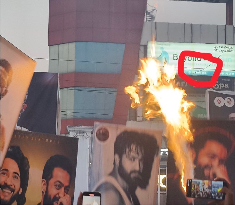 Mr__007__'s tweet photo. Adhi kadhu ra pandhi… pic vese appudu location chusukovali ga
Adhi ntr gadi Bday ki MB fans chesina celebrations Vizag lo…meeke celebrations chesukune dhikku ledhu meeru maak chesaru anta pandhi nayala https://t.co/DBtZDOWm9b