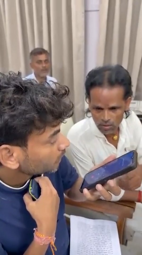 NalinisKitchen's tweet photo. ₹50,000 bribe was asked in front of the Cabinet Minister of Bihar, Lakhendra Paswan.

People gathered to complain to him about an officer asking for a bribe to provide a benefit.

The minister asked someone to call the officer and ask about the amount.

Chandan Kumar received a call and asked for a ₹50,000 bribe.

Corruption is so normalised that officers don’t even hesitate to ask for bribes openly. Politicians, police, everyone knows corruption is everywhere, yet corruption still exists.

NO SHAME. NO FEAR.