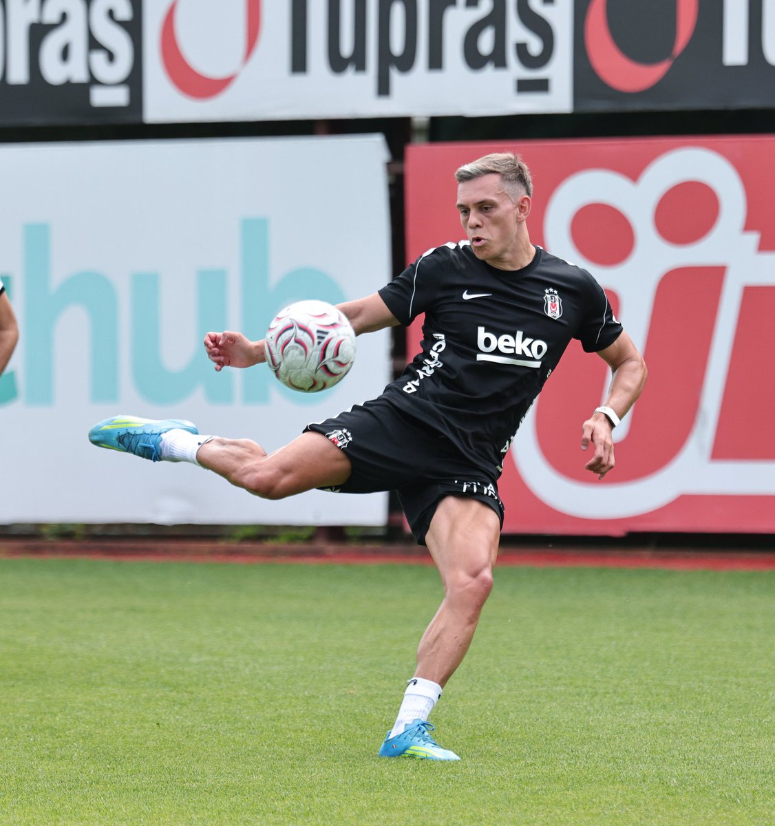MustafaKratas's tweet photo. ✅ Leandro Trossard, Beşiktaş ile ilk antrenmanına çıktı! https://t.co/W4YH9McnjC