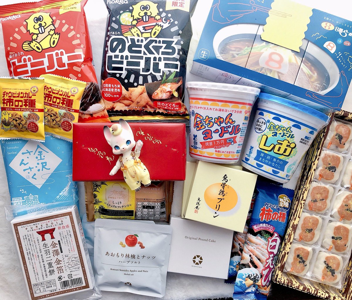 chiximyon's tweet photo. あずきさんからお土産貰った〜うれし〜🥰
重たくなっちゃったから郵送するねって言うから飲み物系かな？と思ったらすごい物量で笑った🤣🤣🤣 https://t.co/MOFzXSmg9Z