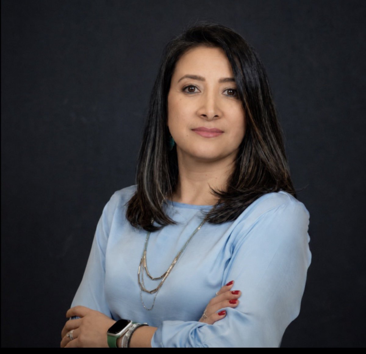 CatalinaSuarezB's tweet photo. Me pareció espectacular este anuncio del presidente electo @DELAESPRIELLAE.

Y no solo por la hoja de vida de Claudia Benavides Salazar, PhD, quien llegará a liderar @MincienciasCo, sino por cómo llegó su nombre hasta allí: no era cercana al presidente electo, ni hacía parte de su círculo. Se inscribió, como cerca de 300.000 colombianos, en la plataforma Caza Talentos y terminó siendo elegida por mérito después del proceso de selección y una entrevista personal.

Mega perfil:  su perfil habla por sí solo: ingeniera industrial de la Universidad Nacional, PhD en Competitividad Empresarial y Territorial, Innovación y Sostenibilidad; más de 20 años trabajando en innovación y emprendimiento tecnológico; experiencia docente y formación internacional en Cambridge, MIT, Babson College, Singularity University y Berkeley.

Ojala que siempre  para llegar al Estado pese más el mérito que la rosca.