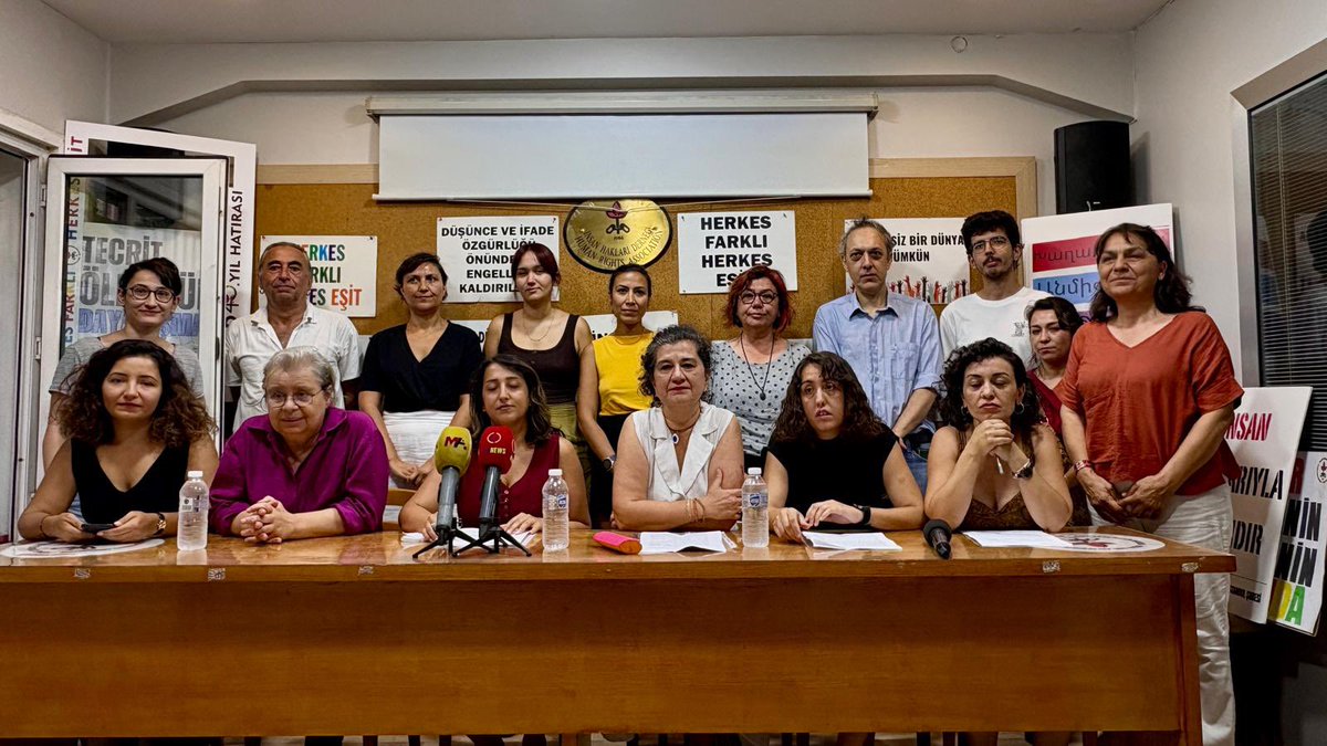 aralikfeminist_'s tweet photo. Özel üniversitelerdeki keyfi işten çıkarmalara karşı İHD İstanbul Şubesi’nde, Kadın İşçi’nin düzenlediği basın toplantısındaydık. 

İşten çıkarılan Kadın İşçi gönüllüsü Tuğçe’nin, feminist yol arkadaşımız Feryal’in ve tüm akademisyenlerin işe iade mücadelelerinin yanındayız! https://t.co/UniJCG2wru
