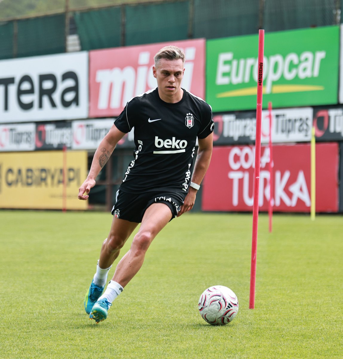 BesiktasEnglish's tweet photo. Lookin’ good Leo. 😎 https://t.co/AWBposAWwN