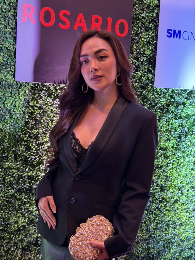 StudioVivaPH's tweet photo. LOOK: The cast of ‘ROSARIO’ for their Red Carpet Premiere Night at SM Megamall! 📿

Abangan ang newest horror movie based on a Filipino superstition, ‘ROSARIO’.

AUGUST 5 Exclusively In Cinemas!

#Rosario #RosarioMovie https://t.co/vr9C8eul89