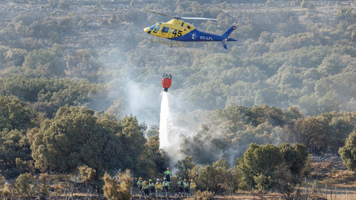 guardiacivil's tweet photo. ¿Sabías que...?

🚁 Si ves un helicóptero realizando descargas de agua sobre un incendio..*

❌ No te acerques para grabarlo.
❌ No utilices drones en la zona.

⚠️Un dron puede obligar a suspender las operaciones aéreas y poner en riesgo la seguridad de los equipos de extinción.
#IncendiosForestales