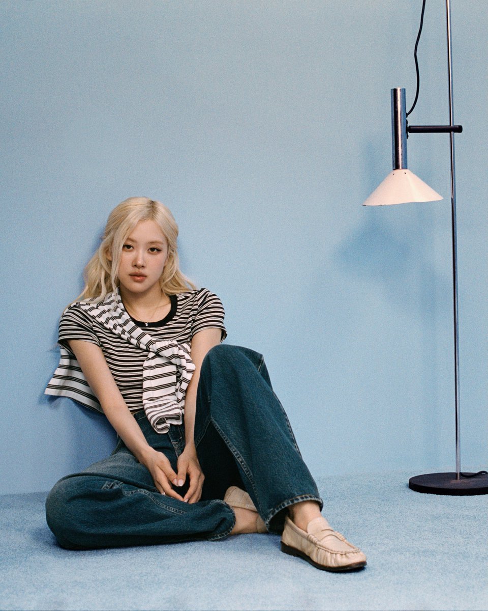 roseannepics's tweet photo. ROSÉ FOR LEVIS https://t.co/7BD6Ur4VMS