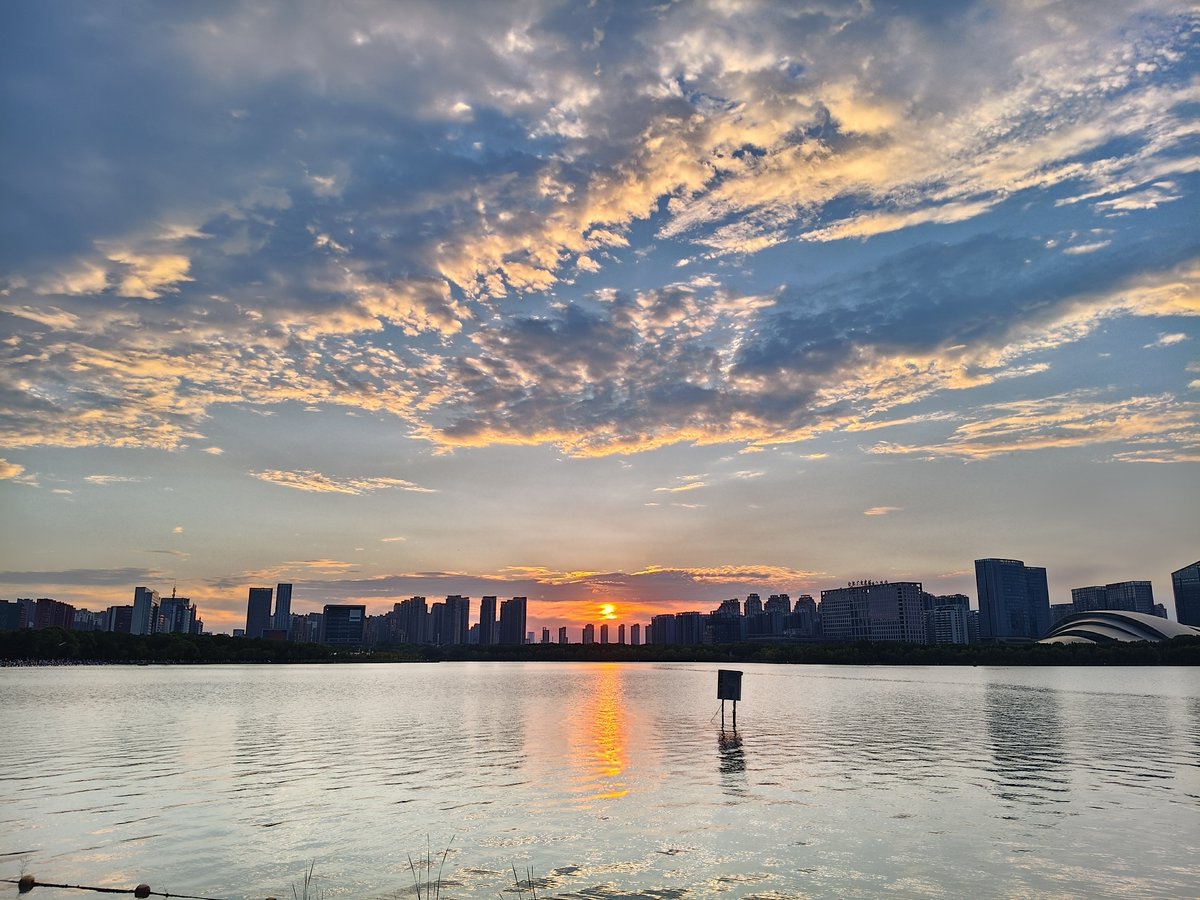 helen522AH's tweet photo. 盛夏傍晚，中国合肥天鹅湖畔，碧空白云，波光微粼，晚风治愈盛夏。
#中国合肥天鹅湖# ​​​On a midsummer evening by Swan Lake in Hefei. Gentle ripples shimmering on the water, and the evening breeze soothing the heat of summer.
#SwanLakeHefeiChina #SummerDusk https://t.co/ihpH0vcBdf