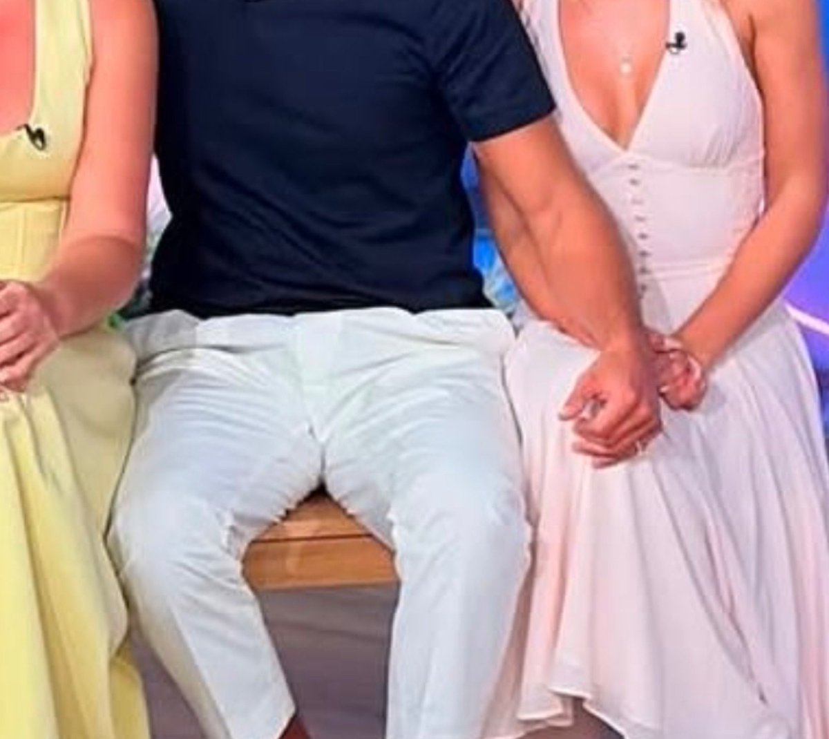 MALCESlNE's tweet photo. lmao she not let that some dude to touch her, as she should. #loveislanduk #loveisland https://t.co/xngVp45LPI